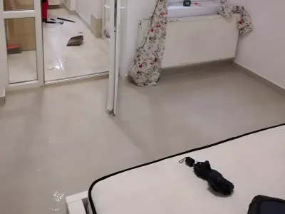 Zona de zi cu geam mare garsoniera inchiriere Sector 1 Bucuresti